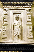 Konya Archeology Museum, stele funeraria, la scena rappresenta il passaggio della porta dell'oltretomba. 