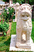 Konya Archeology Museum, reperti del giardino antistante il museo. 