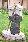 Konya Archeology Museum, reperti del giardino antistante il museo. Antico mulino a mano.