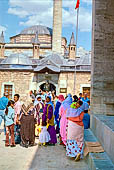 Konya, Mevl�n�  Museum, pellegrini all'ingresso del museo. 