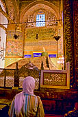 Konya, Mevl�n�  Museum, sala del mausoleo, pellegrini davanti il mausoleo di Mevlana.
