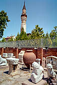 Konya Archeology Museum, reperti del giardino antistante il museo. Alle spalle si intravede il minareto della moschea del Sahib-i Ata Complex (1279) 