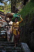 Gunung Kawi (Bali) - Worshippers bringing offerings to the temple.