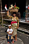 Gunung Kawi (Bali) - Worshippers bringing offerings to the temple.
