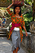 Gunung Kawi (Bali) - Worshippers bringing offerings to the temple.