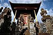 Pura Meduwe Karang - Bali - Secondary pavilion at the side of the central shrine.