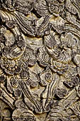 Pura Meduwe Karang - Bali - Split gate of the second courtyard. Decoration detail.
