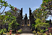 Pura Meduwe Karang - Bali - Split gate of the second courtyard.