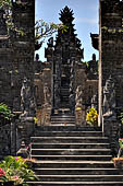 Pura Meduwe Karang - Bali - Split gate of the second courtyard.