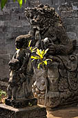 Pura Meduwe Karang - Bali - The various statues of demons and normal people of the first courtyard.