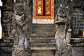 Pura Meduwe Karang - Bali - Secondary pavilion at the side of the central shrine.