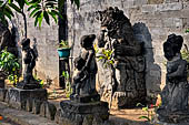 Pura Meduwe Karang - Bali - The various statues of demons and normal people of the first courtyard.
