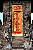 Pura Meduwe Karang - Bali - Secondary pavilion at the side of the central shrine.