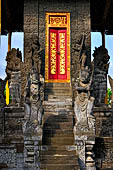 Pura Meduwe Karang - Bali - Secondary pavilion at the side of the central shrine.