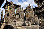 Pura Meduwe Karang - Bali - The impressive central shrine honours the Lord possessing the ground