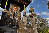 Pura Meduwe Karang - Bali - Secondary pavilion at the side of the central shrine.
