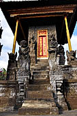 Pura Meduwe Karang - Bali - Secondary pavilion at the side of the central shrine.