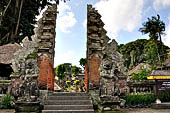 Pejeng, Bali - Pura Samuan Tiga. Candi bentar or 'split gate'.