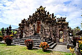 Pura Beji Sangsit , Bali, covered gate (Kori Agung) of the inner courtyard.