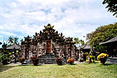 Pura Beji Sangsit , Bali, covered gate (Kori Agung) of the inner courtyard.