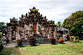 Pura Beji Sangsit , Bali, covered gate (Kori Agung) of the inner courtyard.