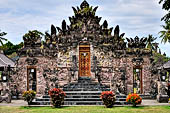 Pura Beji Sangsit , Bali, covered gate (Kori Agung) of the inner courtyard.