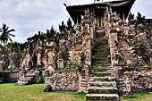 Pura Beji Sangsit , Bali, platforms and shrines of the inner courtyard.