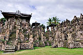 Pura Beji Sangsit , Bali, platforms and shrines of the inner courtyard.