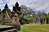 Pura Beji Sangsit , Bali, covered gate (Kori Agung) of the inner courtyard, details of the Aling Aling.