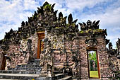 Pura Beji Sangsit , Bali, covered gate (Kori Agung) of the inner courtyard.