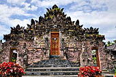 Pura Beji Sangsit , Bali, covered gate (Kori Agung) of the inner courtyard.