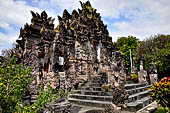 Pura Beji Sangsit , Bali, covered gate (Kori Agung) of the inner courtyard.