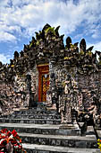 Pura Beji Sangsit , Bali, covered gate (Kori Agung) of the inner courtyard.