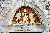 Dubrovnik, frontone di una chiesetta nei pressi del monastero domenicano. 