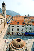 Dubrovnik la fontana Onofrio e la Placa, lo Stradun, la via principale della citt vecchia. 