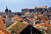 Dubrovnik, vista dalle mura, sullo sfondo la chiesa dei gesuiti. 