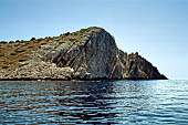Arcipelago delle Incoronate (Kornati). la falesia di una delle isole dell'arcipelago, caratterizzate da scenografiche scogliere.