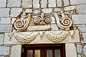 Pago - dettaglio architettonico nella piazza principale