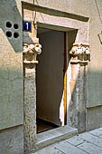 Pago - dettaglio architettonico per le stradine del centro storico. 