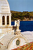 Sebenico, la cattedrale di S Giacomo. La statua di San Michele che uccide il drago, posta sul timpano del transetto sinistro.