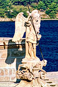 Sebenico, la cattedrale di S Giacomo. La statua di San Michele che uccide il drago, posta sul timpano del transetto sinistro.