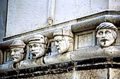 Sebenico, la cattedrale di S Giacomo. Le 71 teste incastonate nella cornice che fascia esternamente le absidi.
