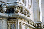 Sebenico, la cattedrale di S Giacomo. Le 71 teste sono incastonate nella cornice che fascia esternamente le absidi.