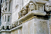 Sebenico, la cattedrale di S Giacomo. Le 71 teste incastonate nella cornice che fascia esternamente le absidi.