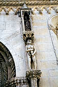Sebenico, la cattedrale di S. Giacomo. Il portale dei leoni. Le statue di Adamo ed Eva.