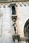 Sebenico, la cattedrale di S. Giacomo. Il portale dei leoni. Le statue di Adamo ed Eva.