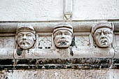 Sebenico, la cattedrale di S Giacomo. Le 71 teste incastonate nella cornice che fascia esternamente le absidi.