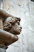 Sebenico, la cattedrale di S Giacomo. una delle 71 teste incastonate nella cornice che fascia esternamente le absidi.