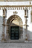 Sebenico, la cattedrale di S. Giacomo. Il portale dei leoni sul lato settentrionale della cattedrale.