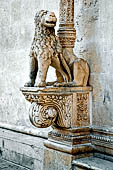 Sebenico, la cattedrale di S. Giacomo. Il portale dei leoni.